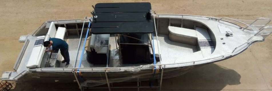 barco-de-pesca-de-trabajo-comercial-de-aluminio