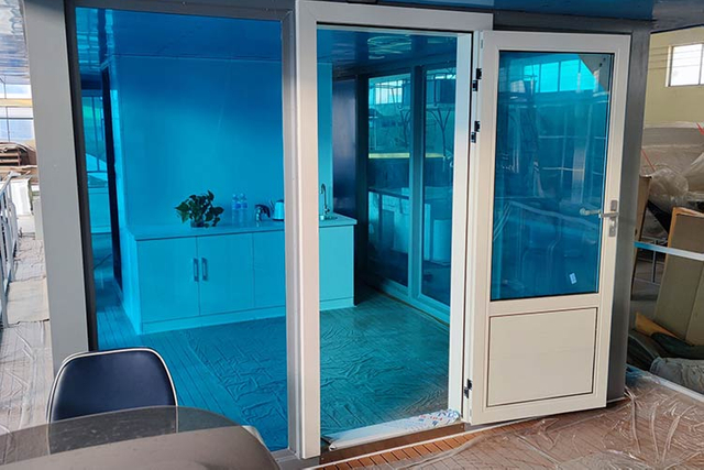 casa-de-aluminio-pontón-barco-para-viajes-alquiler-living-on-water1