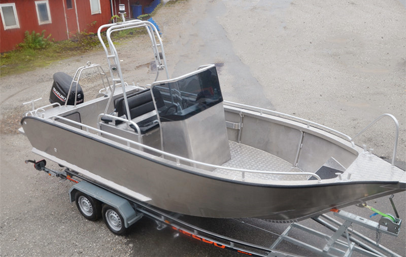 Barco de aluminio de pulido silencioso en alta mar