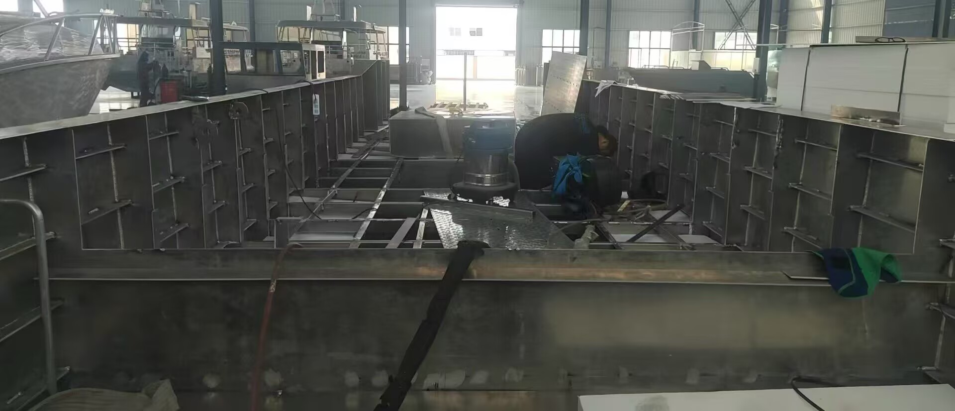 c&aacute;mara de flotaci&oacute;n de espuma debajo de la cubierta y cubierta colocada