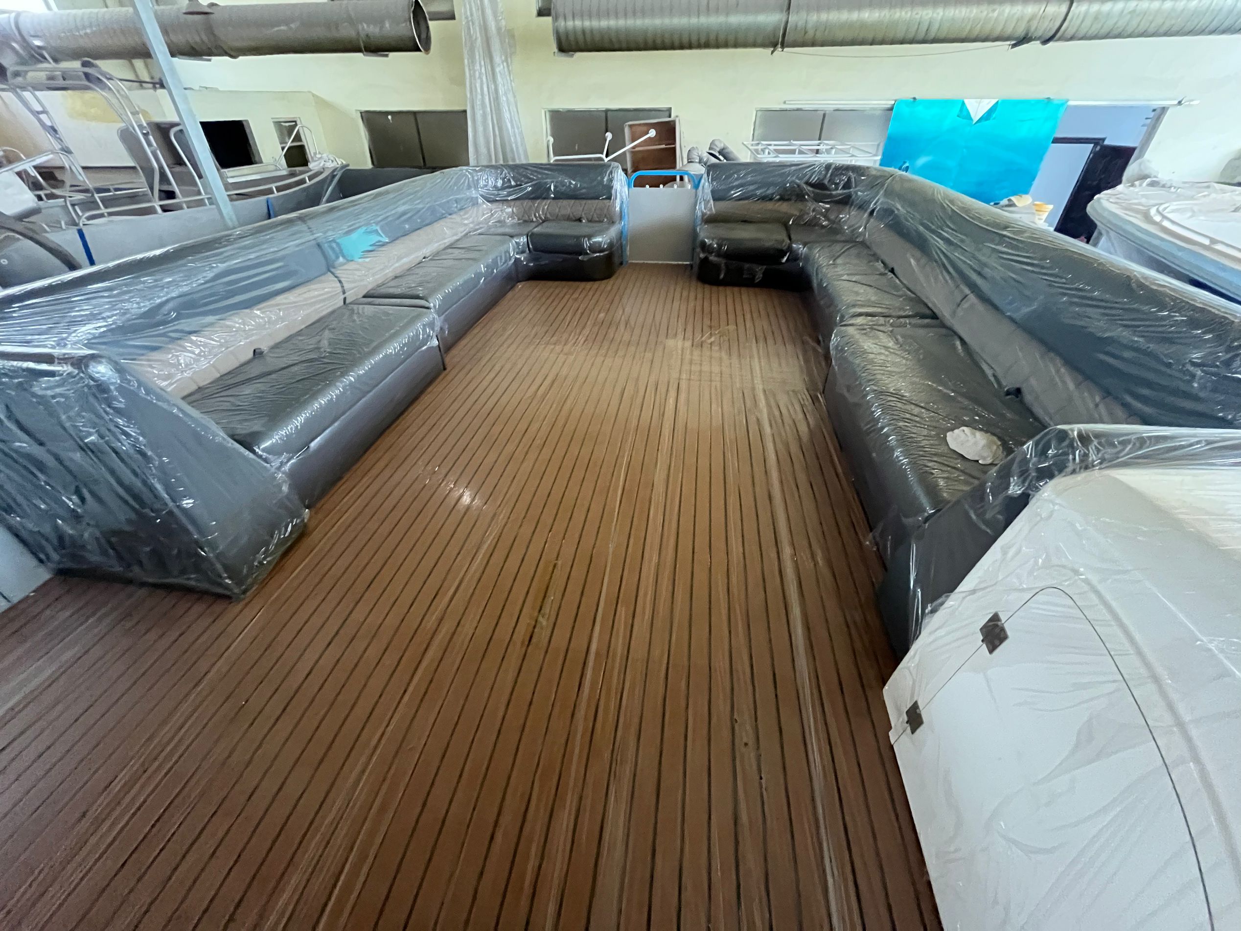 Pontones y embarcaciones para viviendas y trabajos de aluminio.