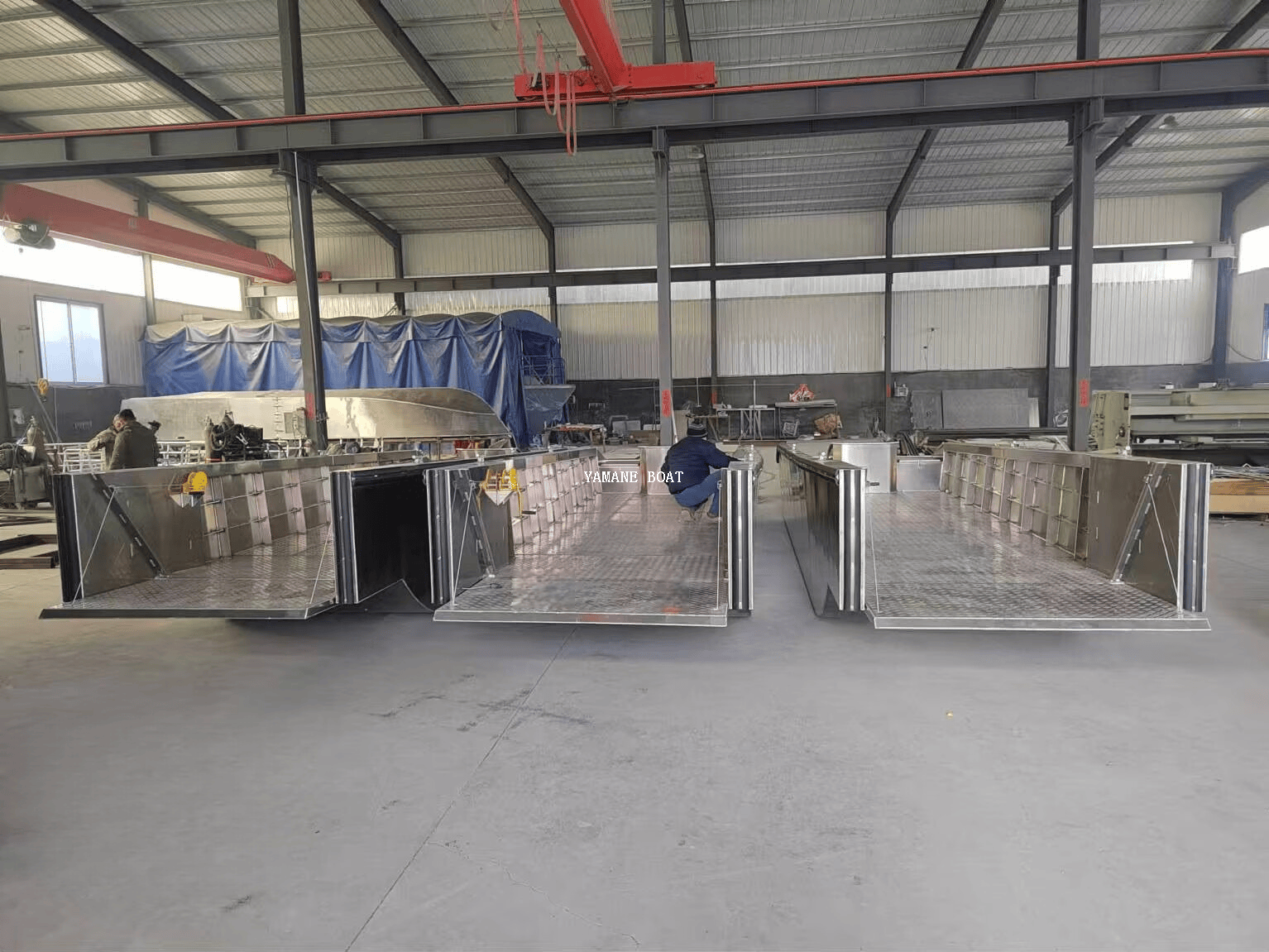 Pequeña embarcación de desembarco de aluminio de 7 m para llegar a la playa en aguas poco profundas 