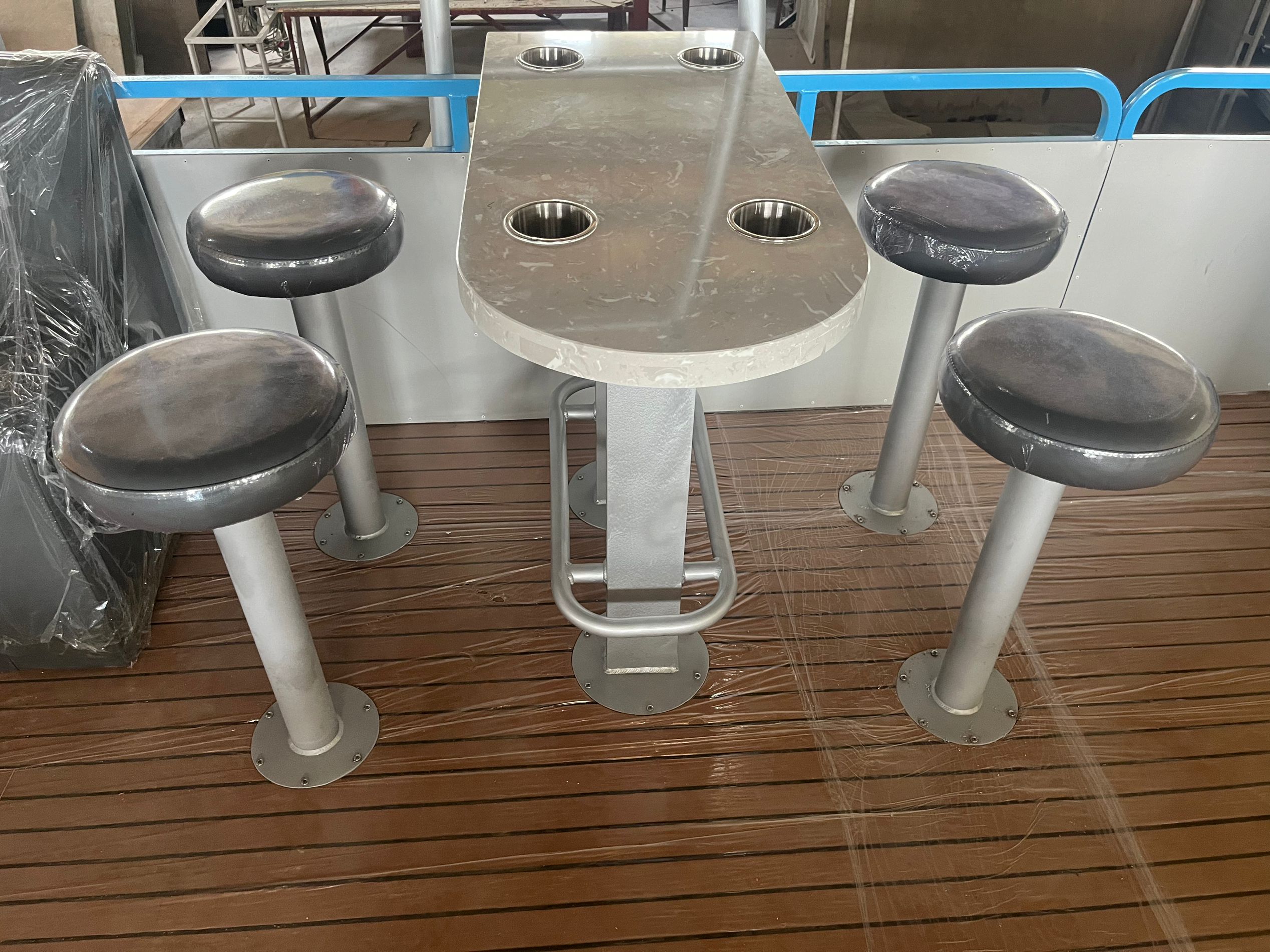 Pontones y embarcaciones para viviendas y trabajos de aluminio.