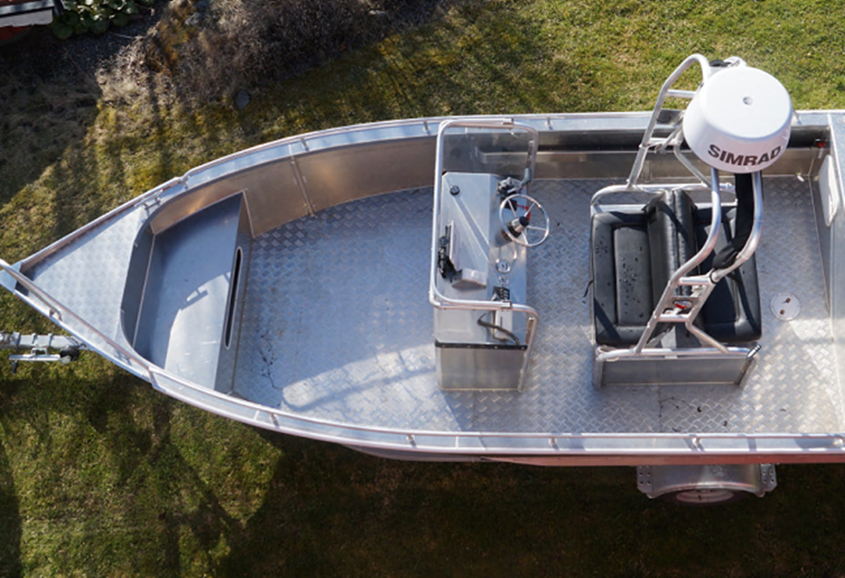 Barco de aluminio de pulido silencioso en alta mar