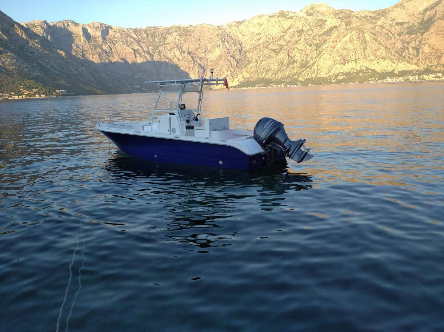Barco de pesca con motor de arrastre avanzado de aguas profundas