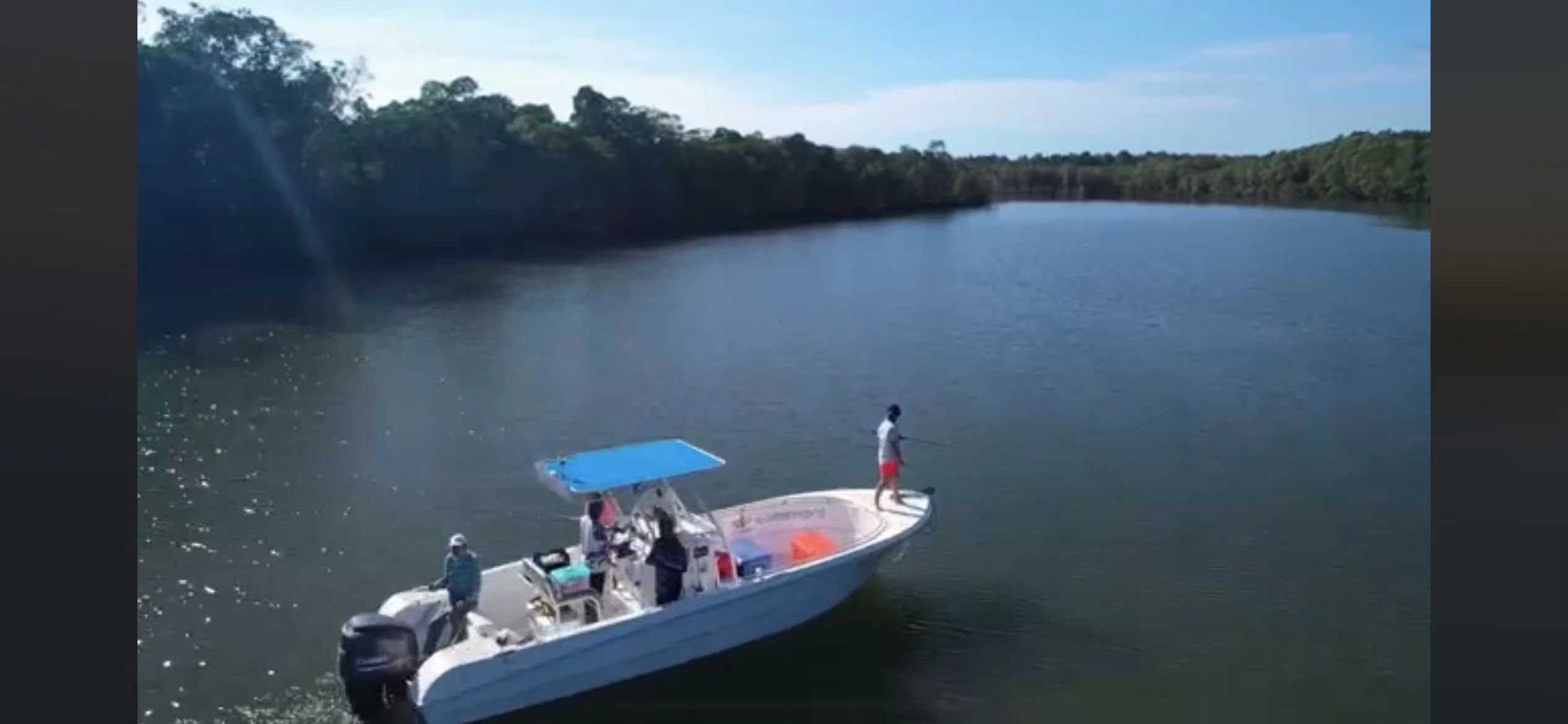 Pequeño barco de pesca deportivo de lujo