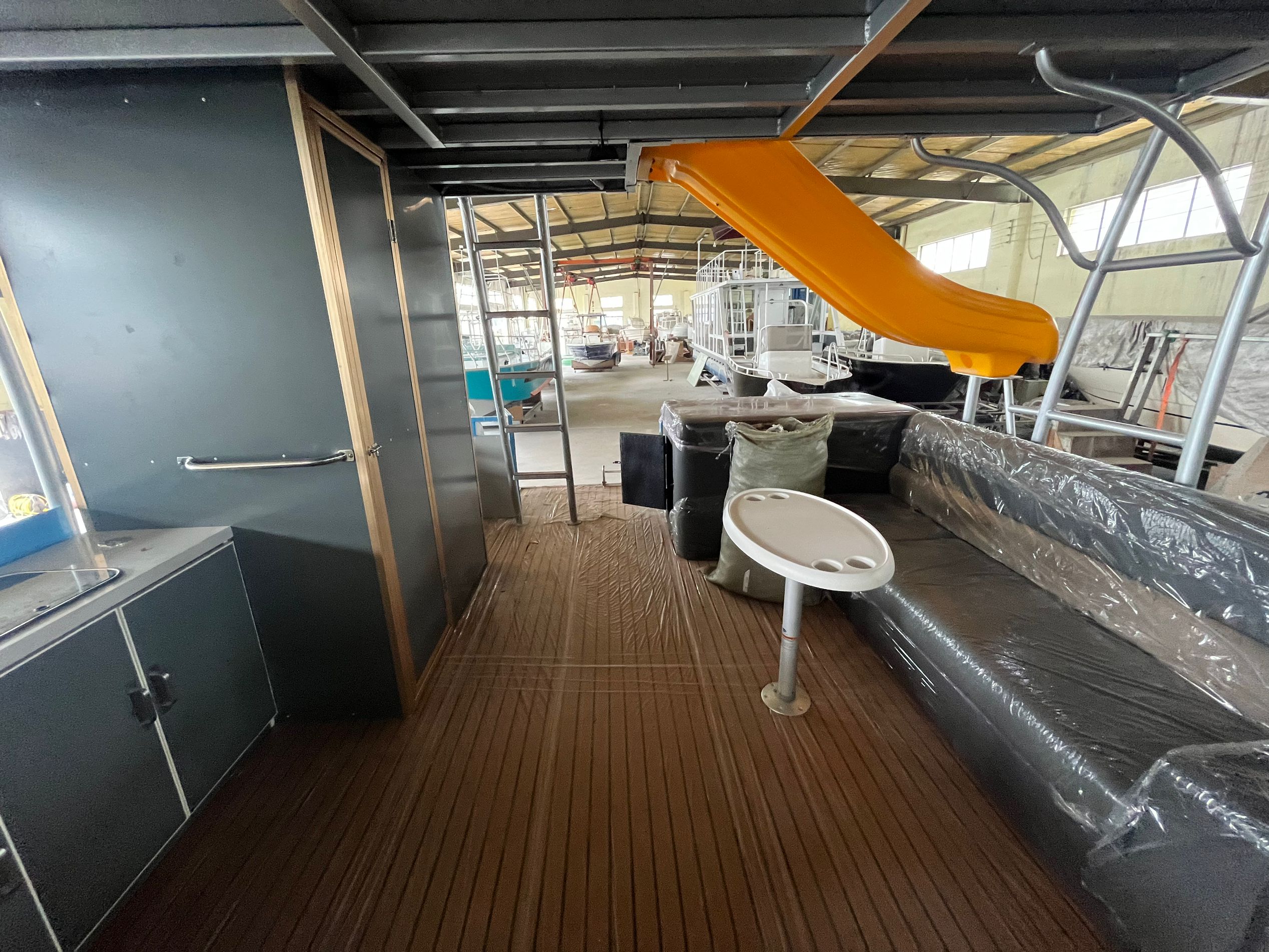 Pontones y embarcaciones para viviendas y trabajos de aluminio.