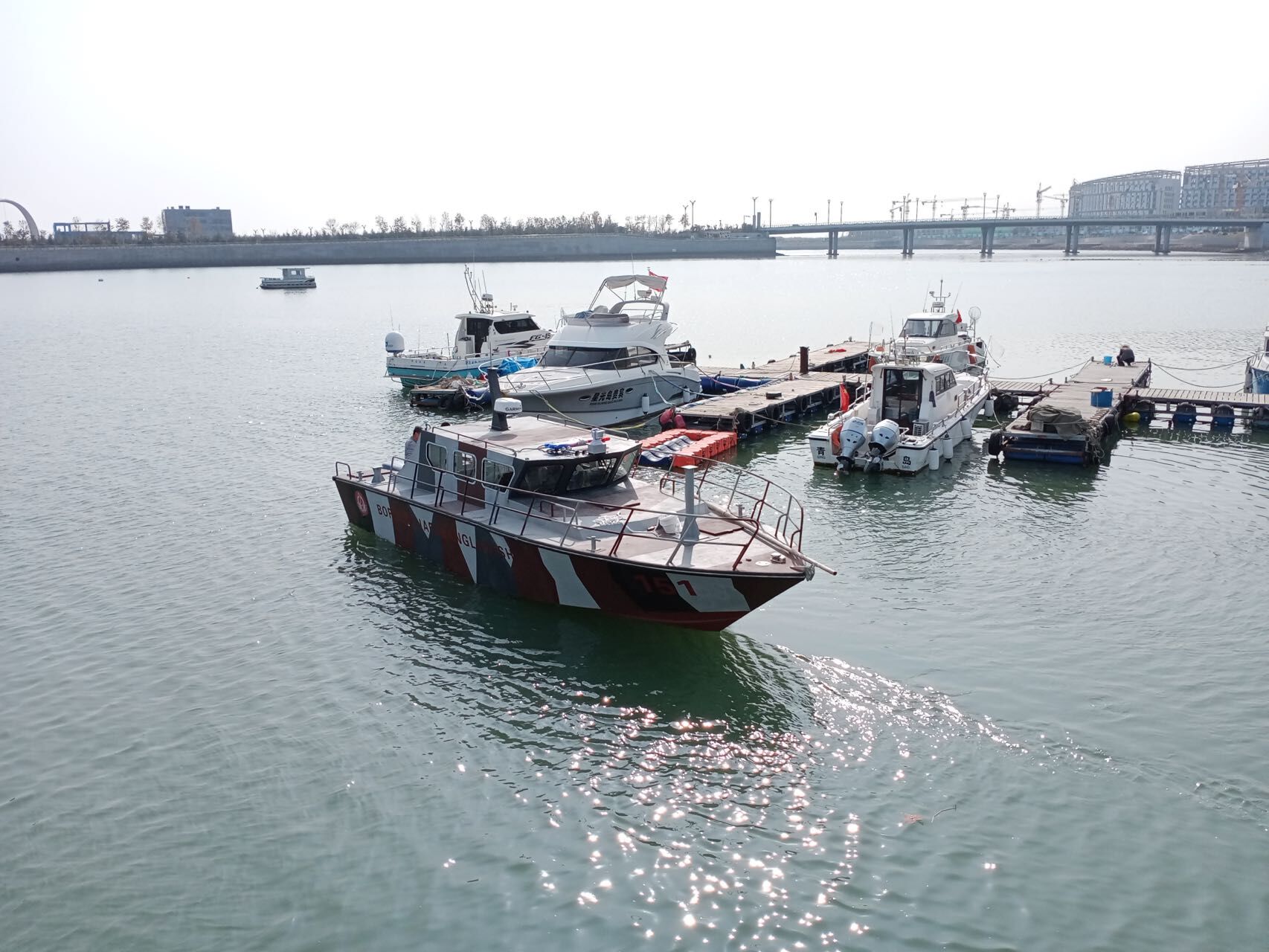 Barco de aluminio Quiet Green Ocean