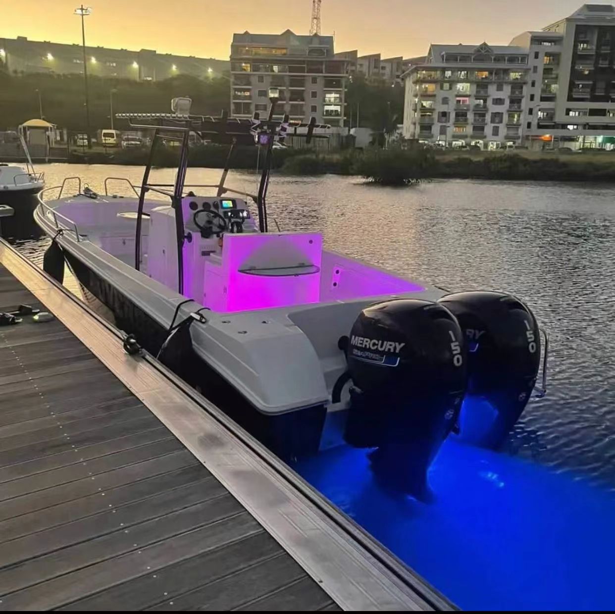 Barco de pesca de motor avanzado de agua salada