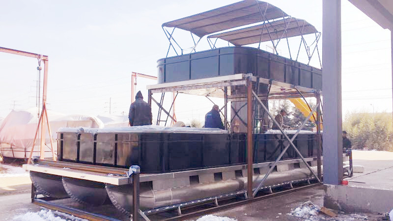 Barco pontón comercial oceánico con plataforma de baño