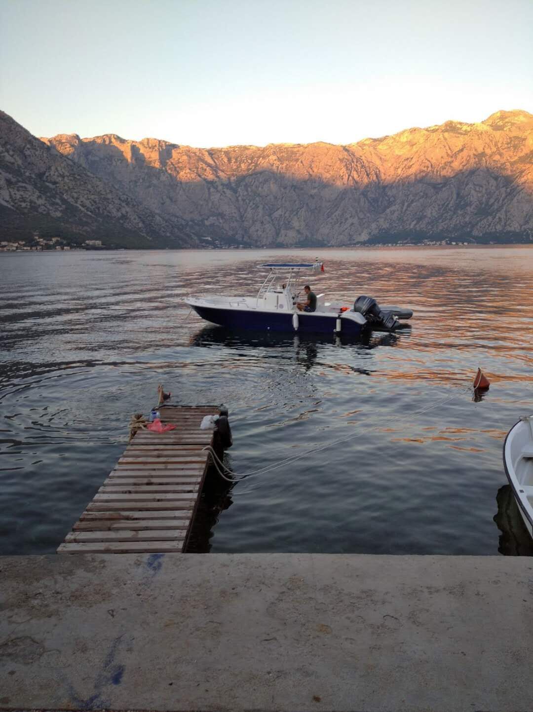 Pequeño barco de pesca deportivo de lujo