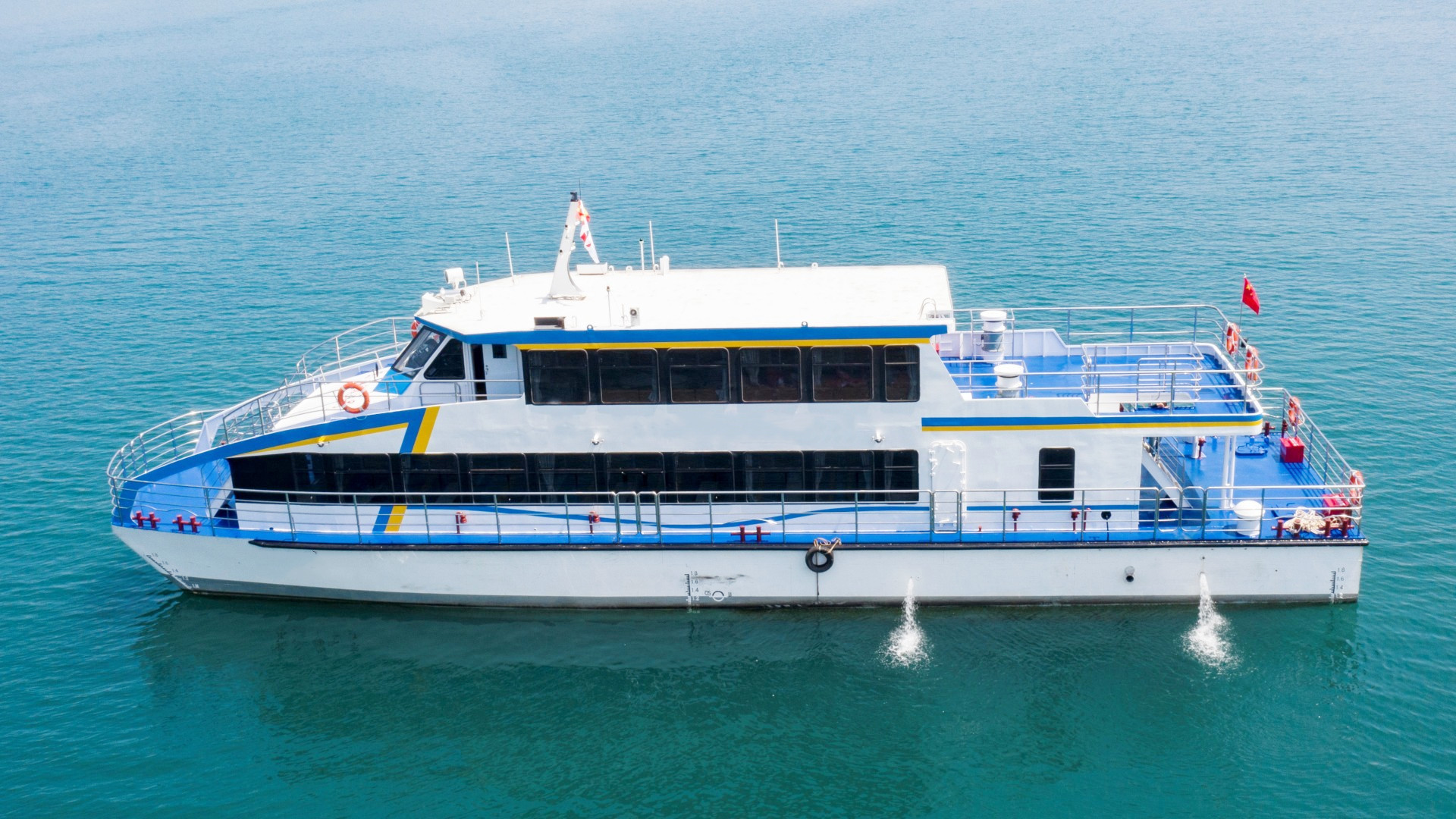 Barco de pesca catamarán de lujo en aguas profundas