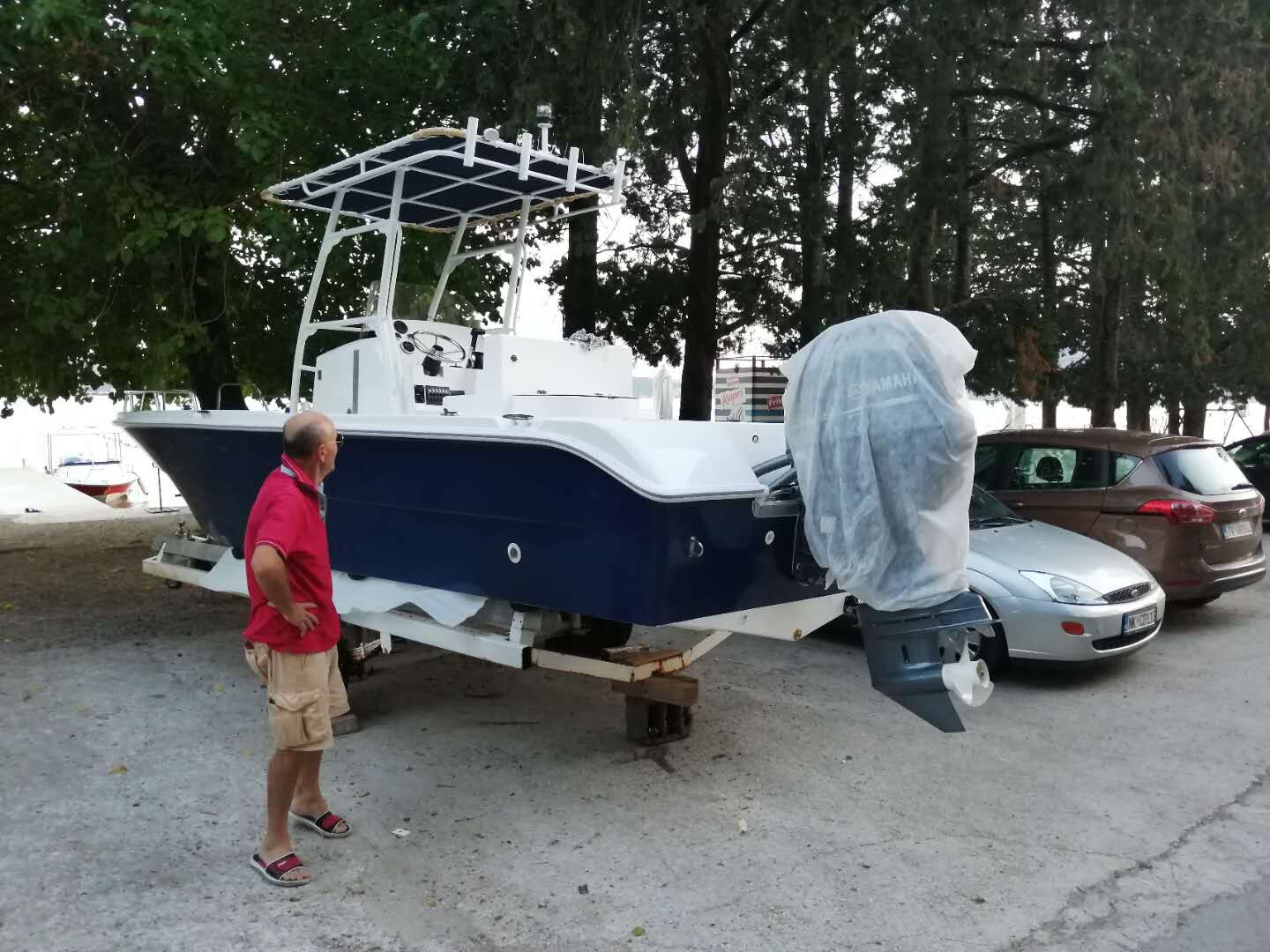 Pequeño barco de pesca deportivo de lujo