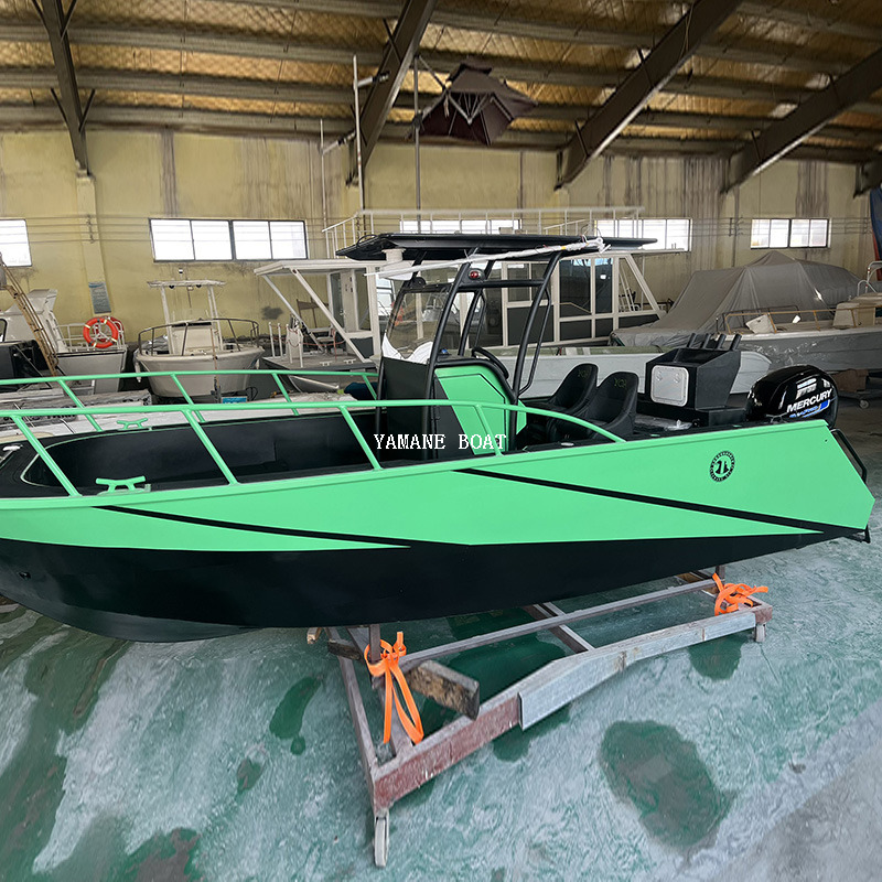 Barco de aluminio de 7,2 m.
