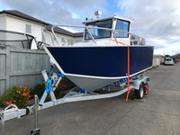 Barco de aluminio en alta mar con pintura antideslizante de pequeño ruido